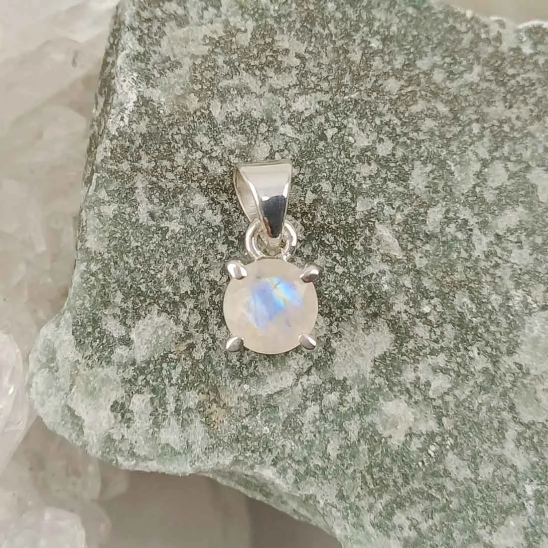 Circular Rainbow Moonstone pendant in 925 sterling silver with natural blue flash